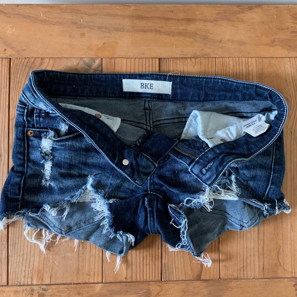 Buckle jean shorts